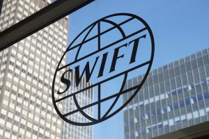 Przelew zagraniczny SWIFT- jak działa i dlaczego tyle kosztuje?
